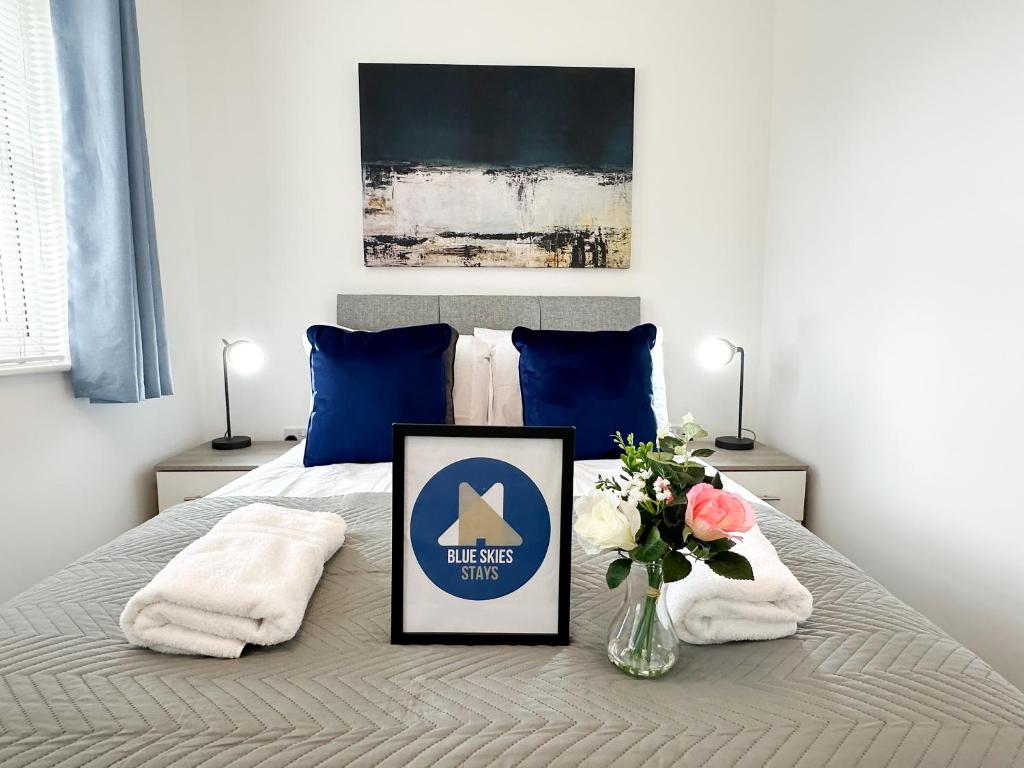 蒂斯河畔斯托克顿Aristotle House by Blue Skies Stays的一间卧室,配有一张带花瓶的床