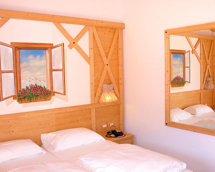 福尔加里亚B&B Longanorbait的一间卧室设有两张床和两个窗户。