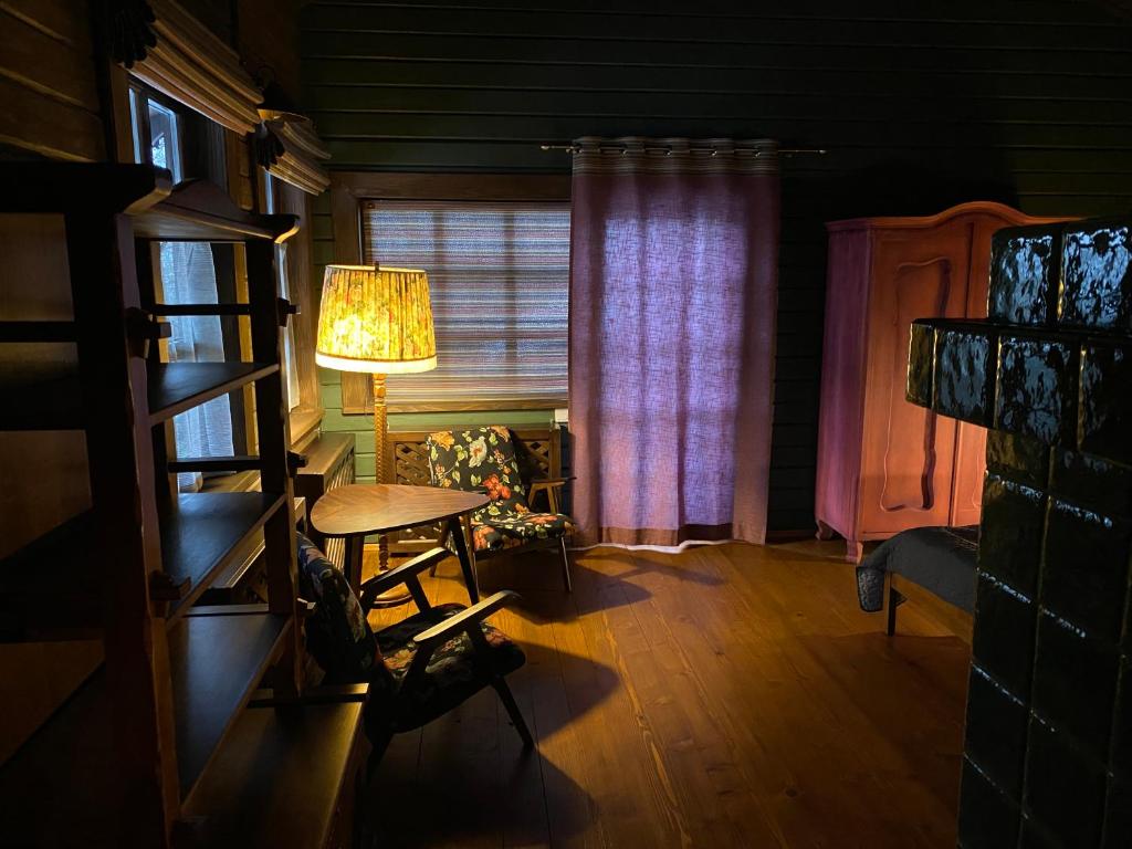 Velyka VolosyankaСадиба Модрина的一间设有桌子、灯和窗户的房间