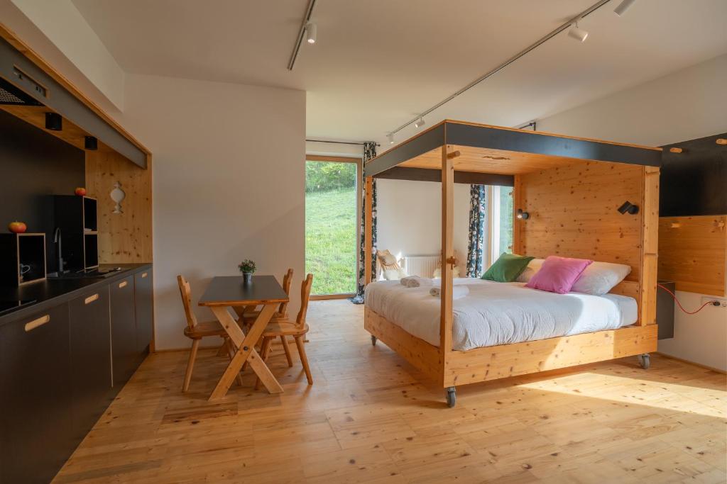 戈雷尼斯卡地区采尔克列Eko Glamping Resort Krištof的一间卧室配有一张天蓬床和一张桌子