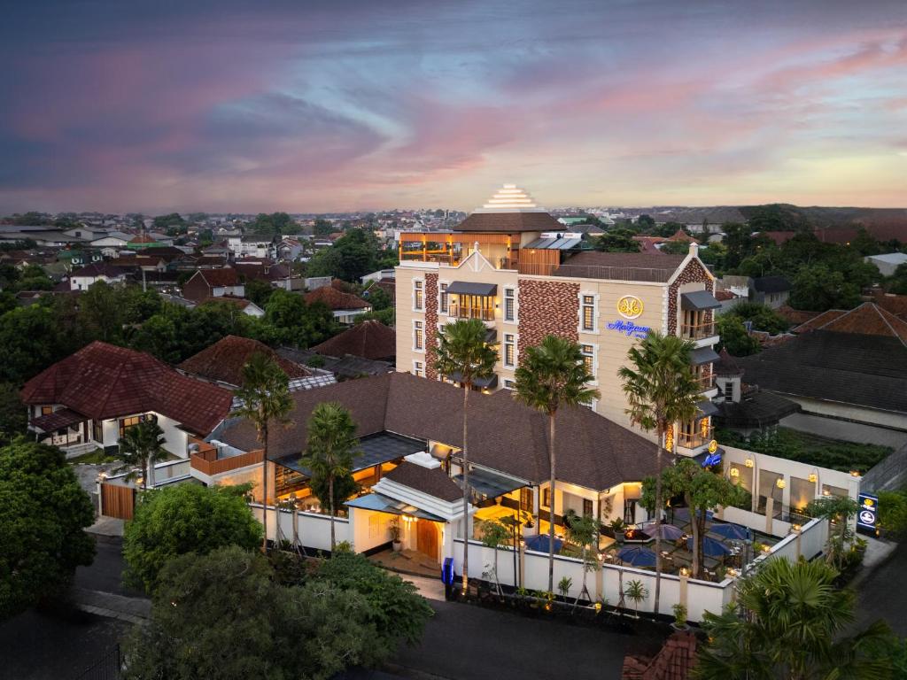 日惹The Margaux Hotel Yogyakarta的城市建筑物的空中景观