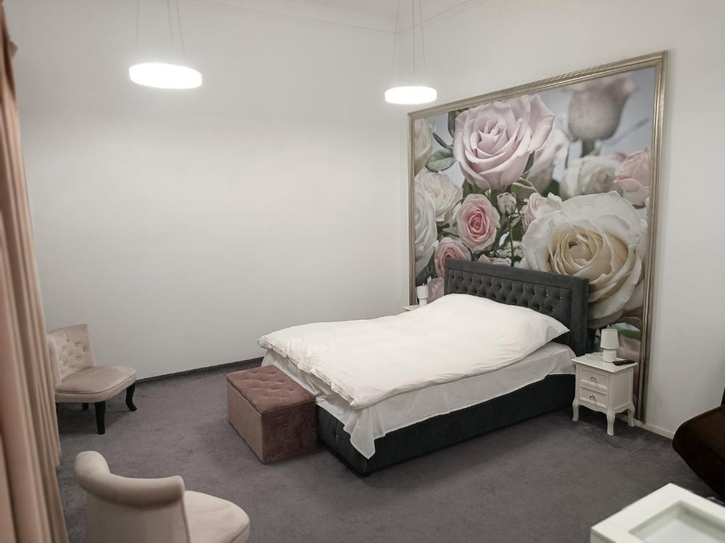锡比乌Samuel House的一间卧室配有一张玫瑰画床