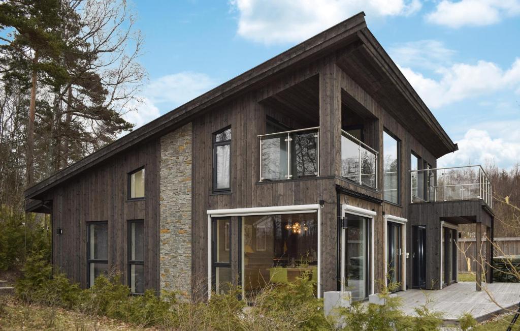 桑讷菲尤尔Nice Home In Sandefjord With House Sea View的木屋的顶部设有阳台
