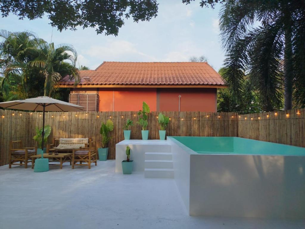 Ban Mo NaeLuana Villas的后院设有游泳池和围栏