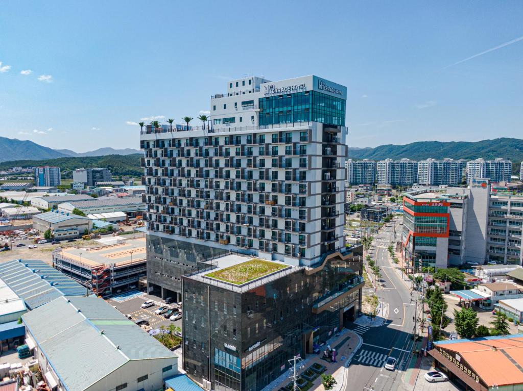 庆州The Terrace Hotel的一座高大的建筑,有建筑