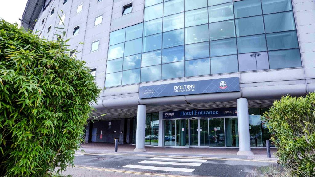 博尔顿Bolton Stadium Hotel的前面有标志的建筑