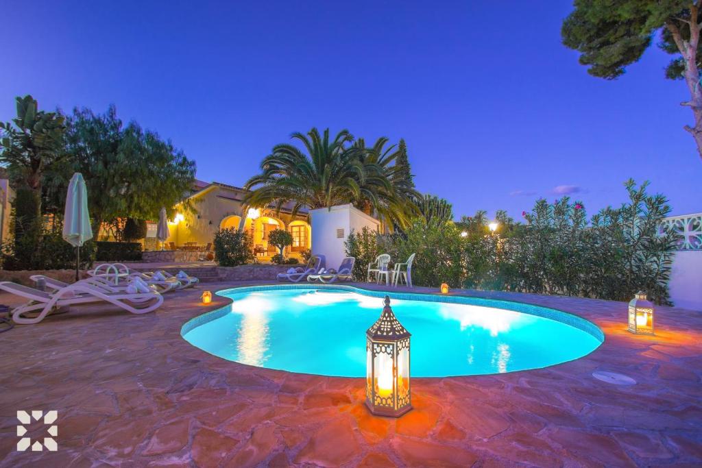 莫莱拉Villa Sol y Sombra by Abahana Villas的后院的游泳池