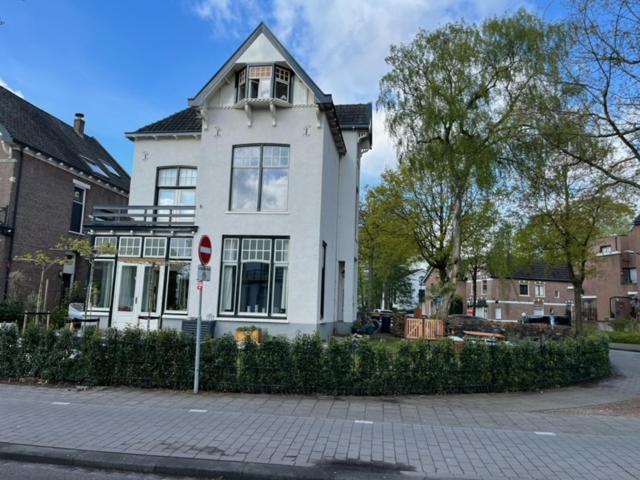 阿珀尔多伦Luxe kamer in stadsvilla, gratis parkeren!的坐在街道边的白色房子