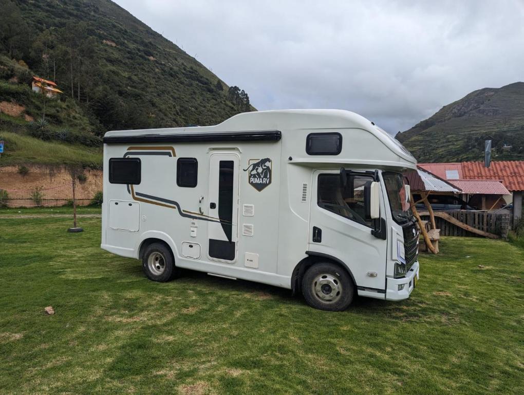 库斯科Casa Rodante amplia en Cusco的停在山地的白色大篷车