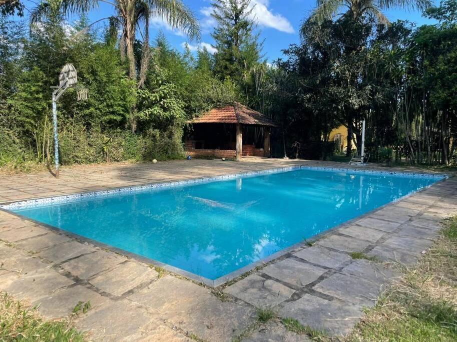 尤西德福拉Casa amarela的一个带凉亭的庭院内的游泳池