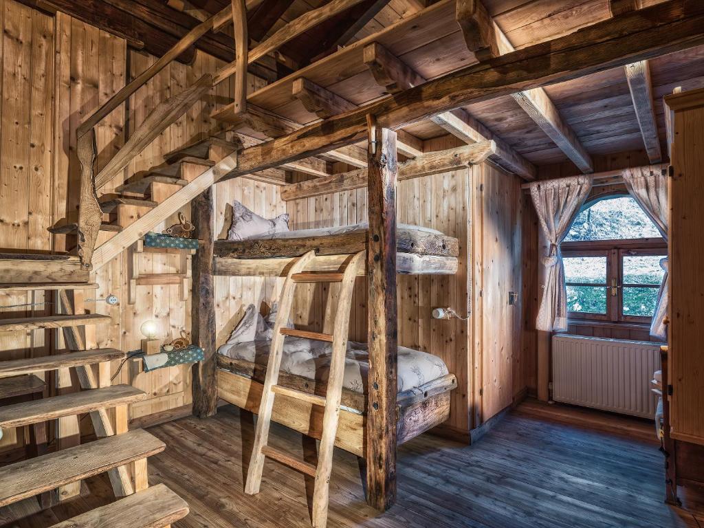 Piano dʼArtaAgriturismo Randis的小木屋内带两张双层床的客房