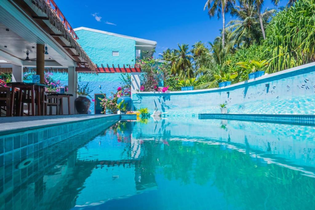 福拉杜岛Island Luxury Dive Hotel - Fulhadhoo的蓝色水屋旁的游泳池