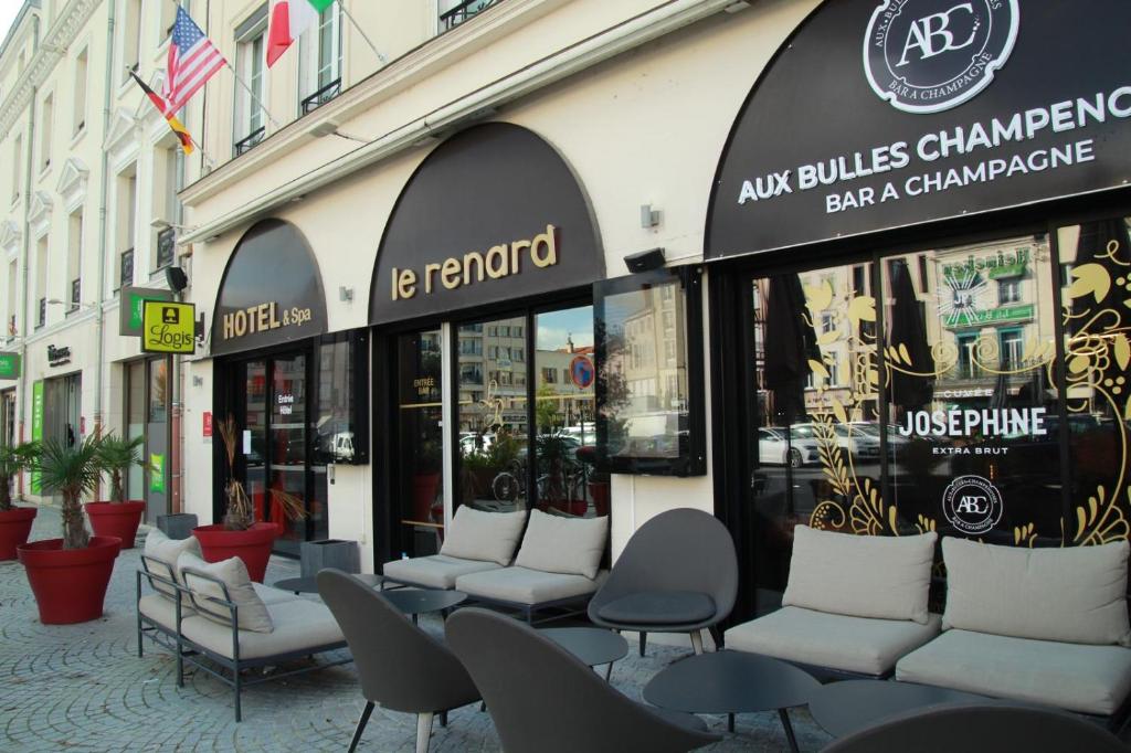 香槟沙隆HOTEL & SPA Le Renard Centre的坐在建筑物前的一排椅子