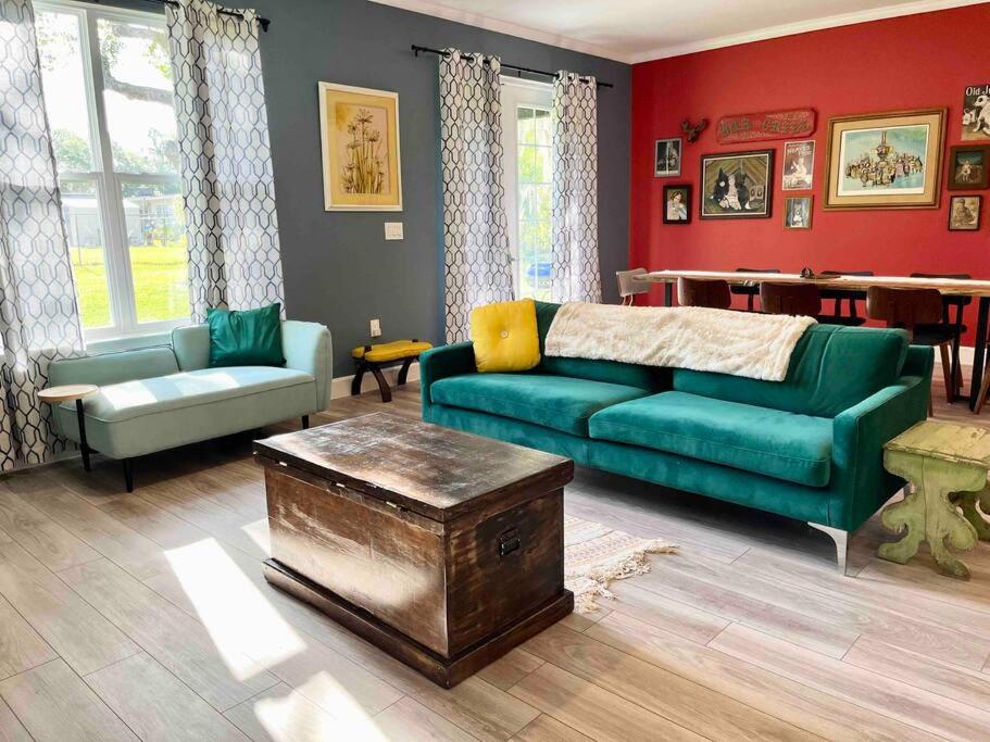 桑福德Sanford Long-term Stay的客厅配有绿色沙发和桌子