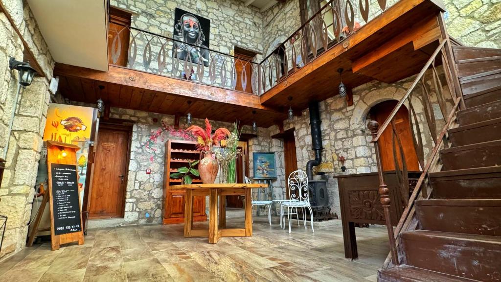 阿拉恰特Mahzen by d'Azur的大房间设有木桌和楼梯