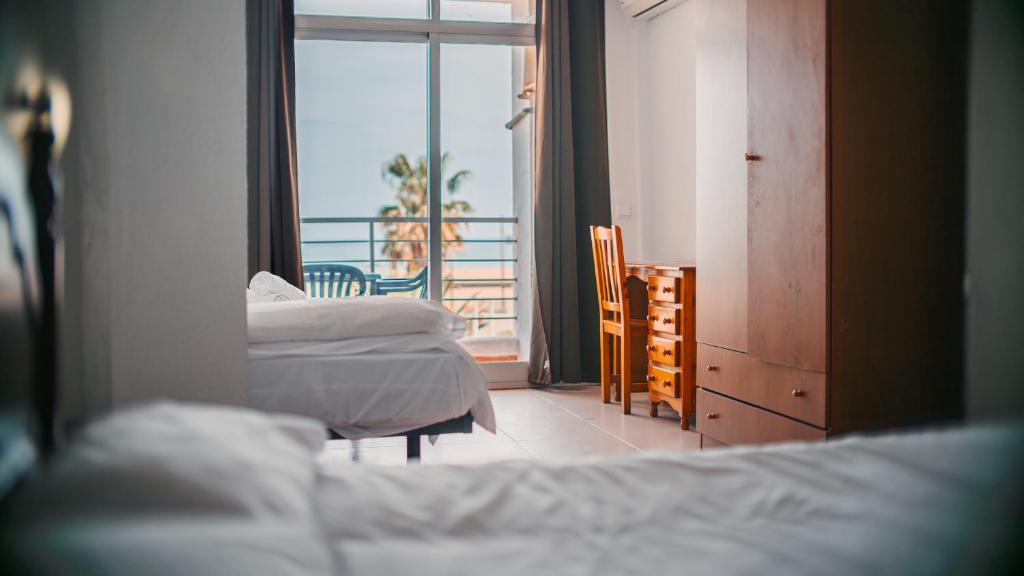 瓦伦西亚Barraca Suites的酒店客房设有两张床和一个阳台。