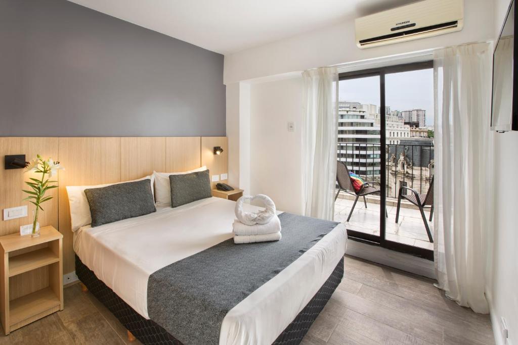 布宜诺斯艾利斯谢尔顿酒店的酒店客房设有一张床和一个大窗户