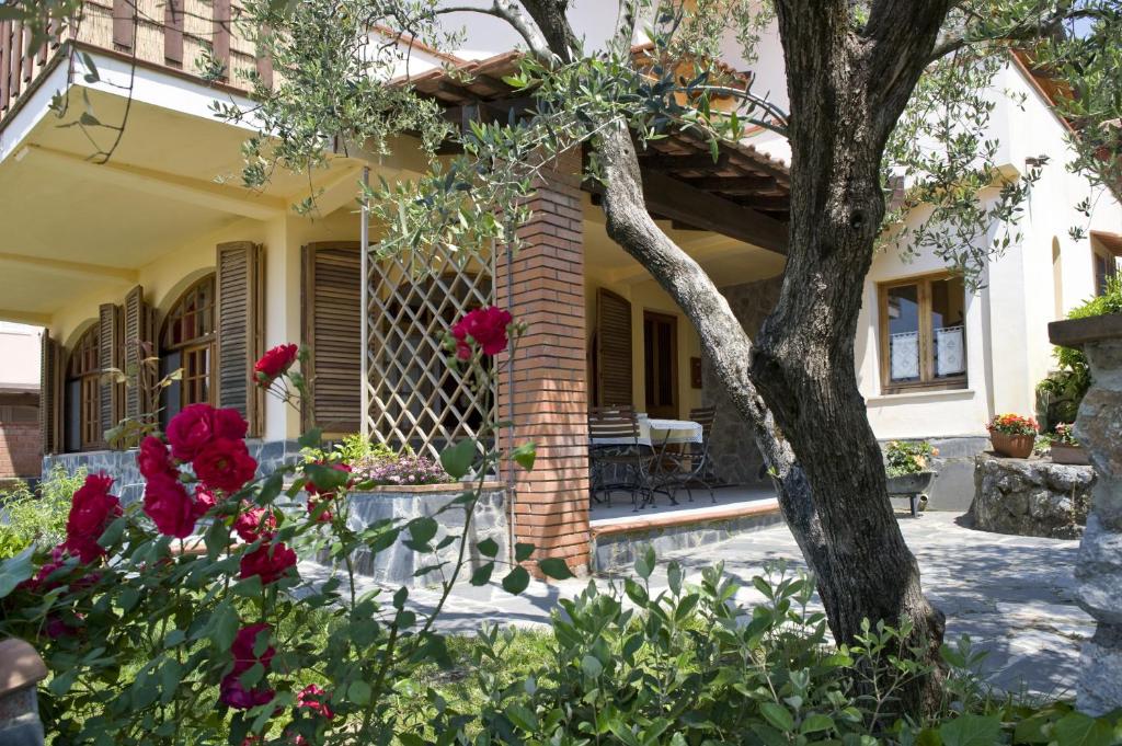 卡斯泰尔诺沃马格拉Casa Vacanze Colline di Luni的前院里一座鲜花盛开的房子