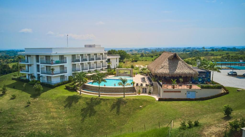 多拉代尔Hotel Arbóreo Doradal的享有带游泳池的度假村的空中景致