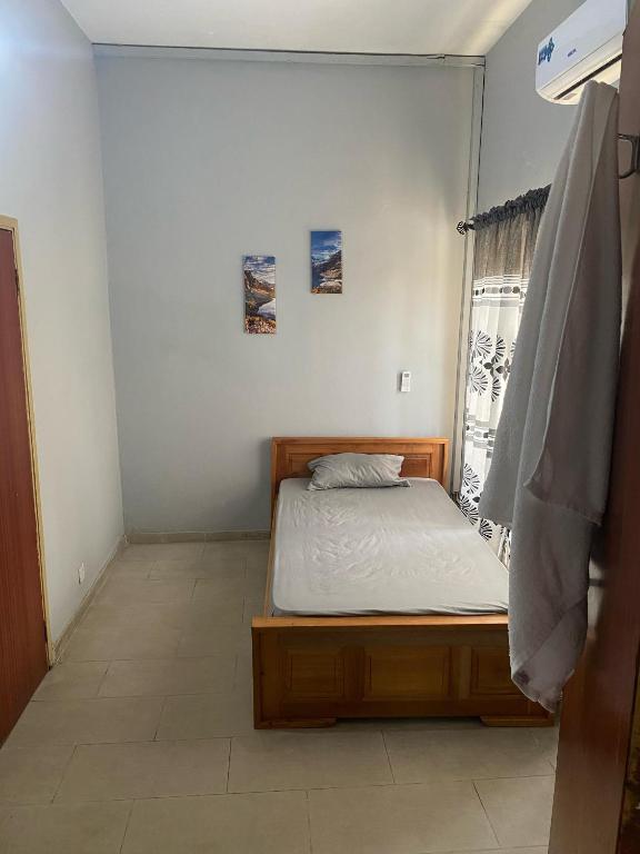 阿克拉Estepona Playa Hostel的一间小卧室,配有床和窗户
