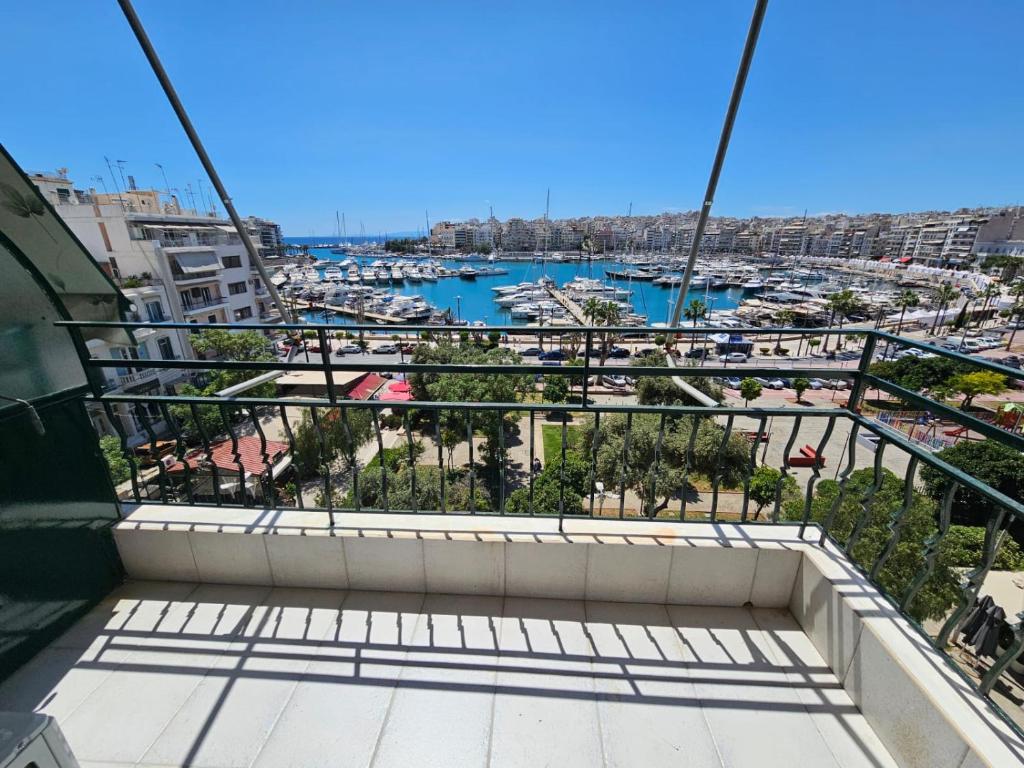 比雷埃夫斯Piraeus center sea view apartment的享有码头景致的阳台