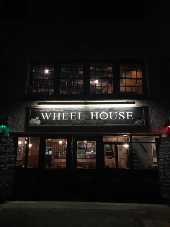 梅瓦吉西The Wheel House的夜晚点燃的轮子房子