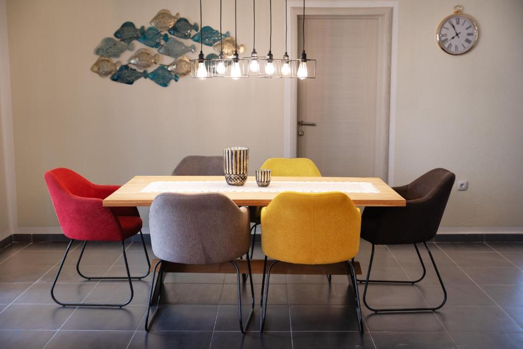 巴尔Apartmani Novkovic的一间带桌子和四把椅子的用餐室
