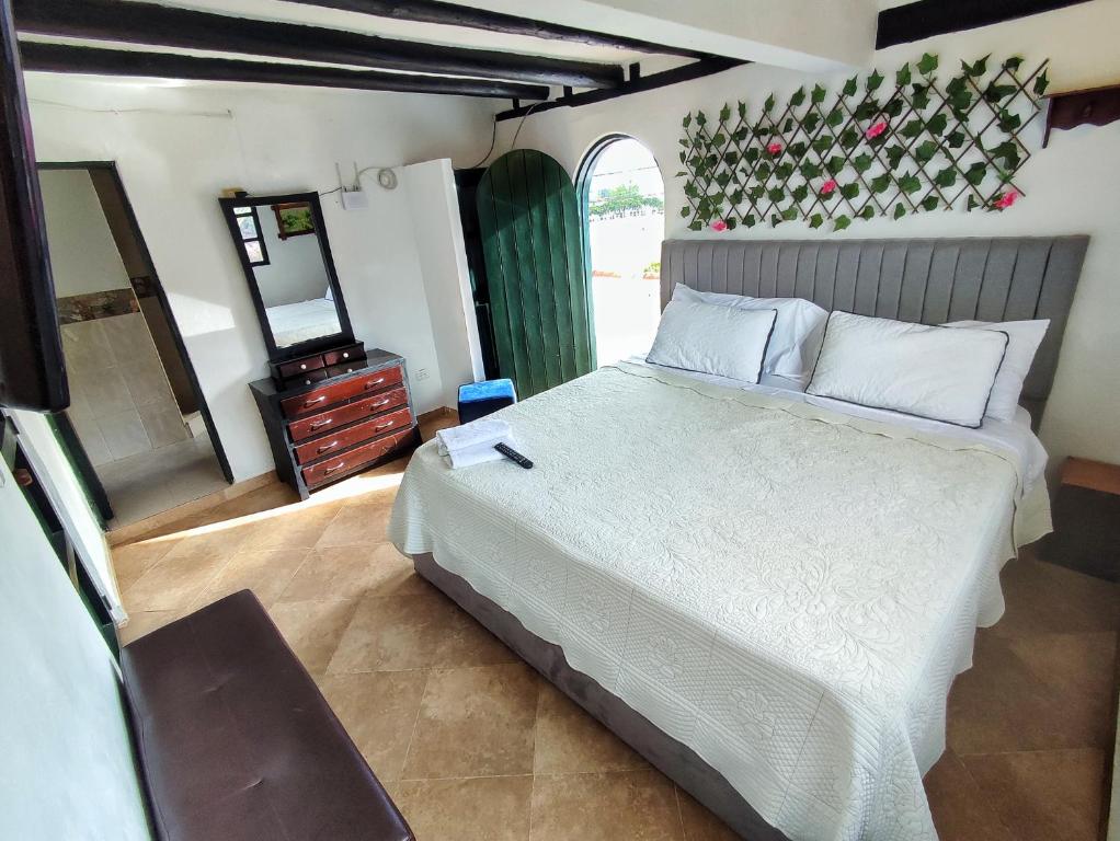 莱瓦镇casa Hotel la Tranquera的一间卧室配有一张大床和镜子