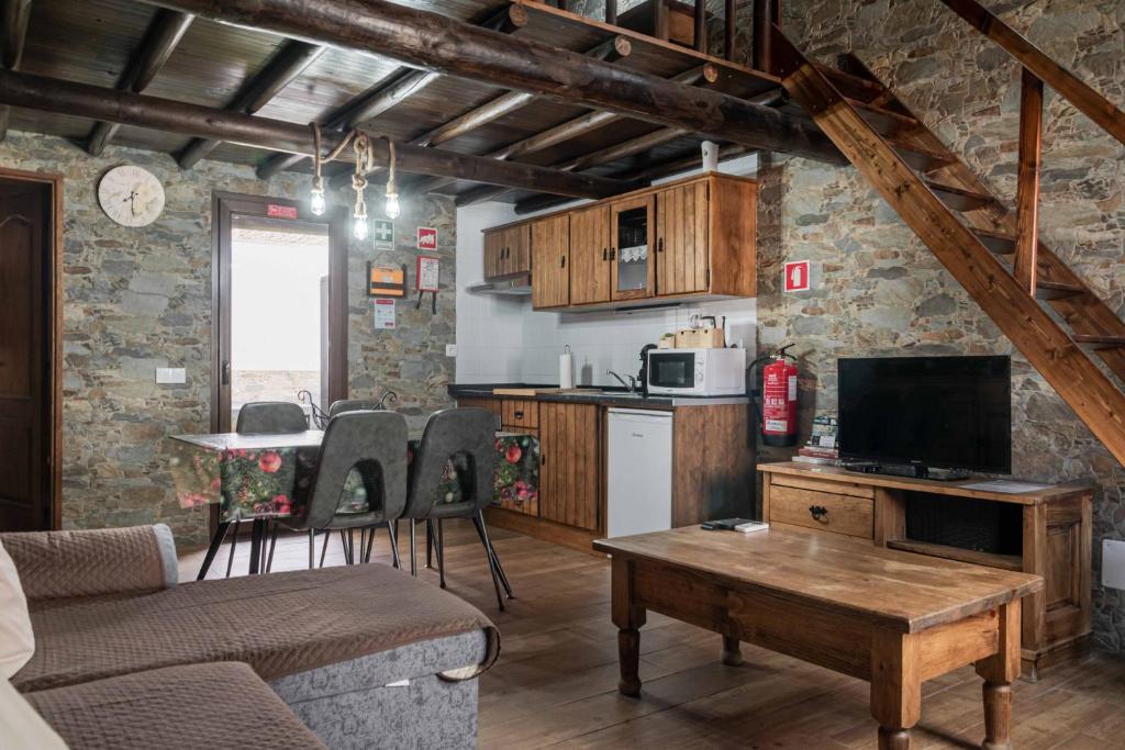 雷东多DieAna Alojamento Redondo的厨房以及带沙发和桌子的客厅。