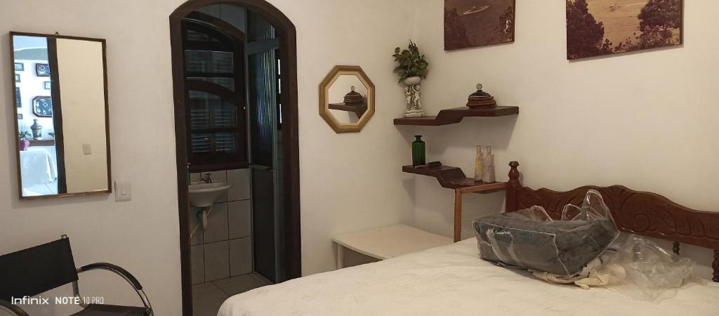 巴拉那瓜Paraíso da ilha的一间卧室配有床、镜子和水槽