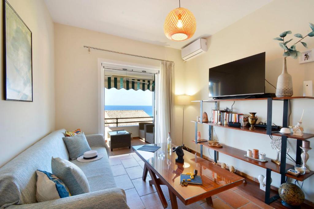 格利法达Two-bedroom Condo with Sea View in Glyfada的客厅配有沙发和桌子