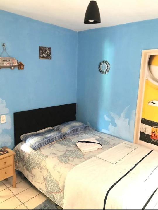 福塔莱萨Traveler gu's room AP compartilhado的一间卧室设有蓝色的墙壁和床