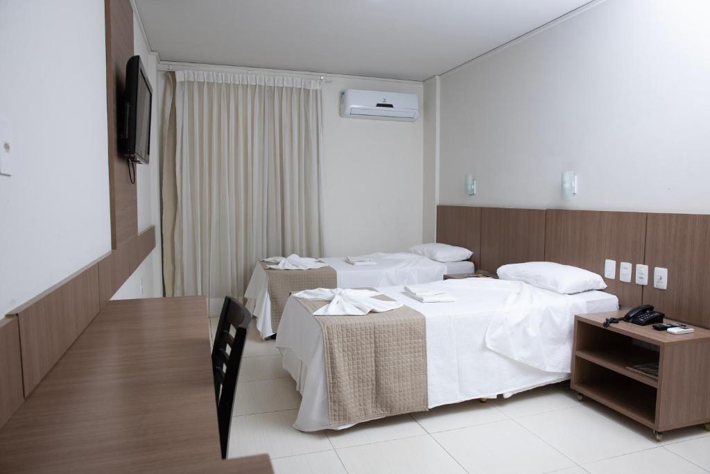 卡雅泽拉斯绿洲酒店的酒店客房设有两张床和一张桌子。
