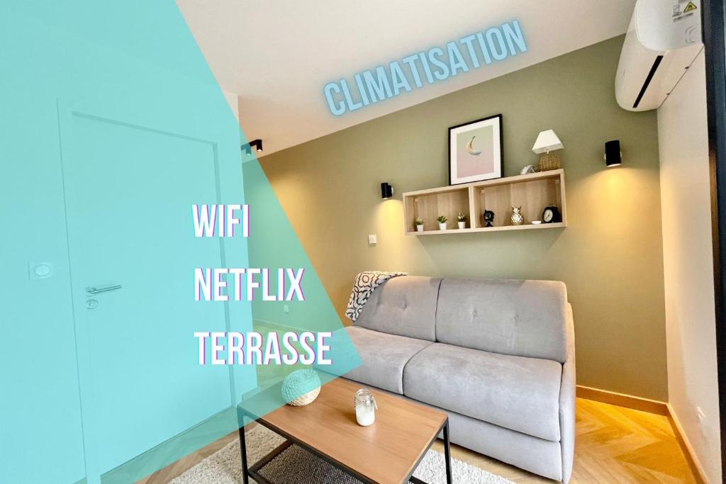 维勒班Le Flachet - Climatisation - Wifi的客厅配有沙发和桌子