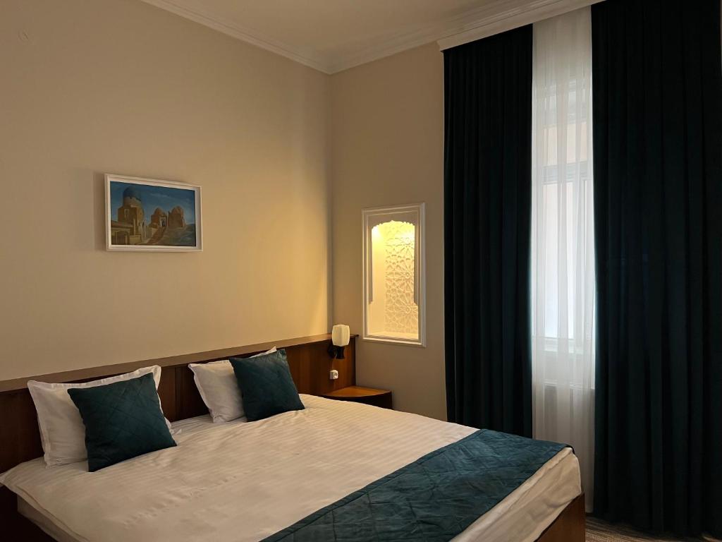 撒马尔罕Hotel Shakhname的一间卧室设有一张床和一个窗口