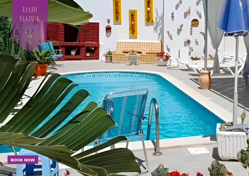 哈马马特Verte Casa的一个带椅子和泳池面的游泳池
