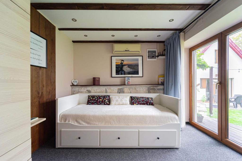 特勒克巴林特B48 Woodhause的一间卧室设有一张床和一个窗口