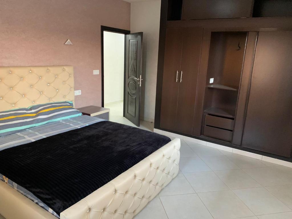 Apartamentos Palace Rif Al Hoceima的一间带大床的卧室和一间厨房