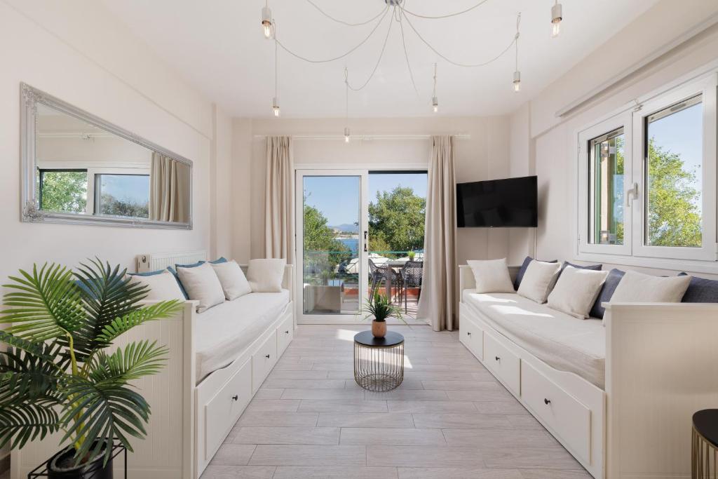科孚镇Corfu Town Luxury Studio -C的客厅配有2张白色沙发和电视