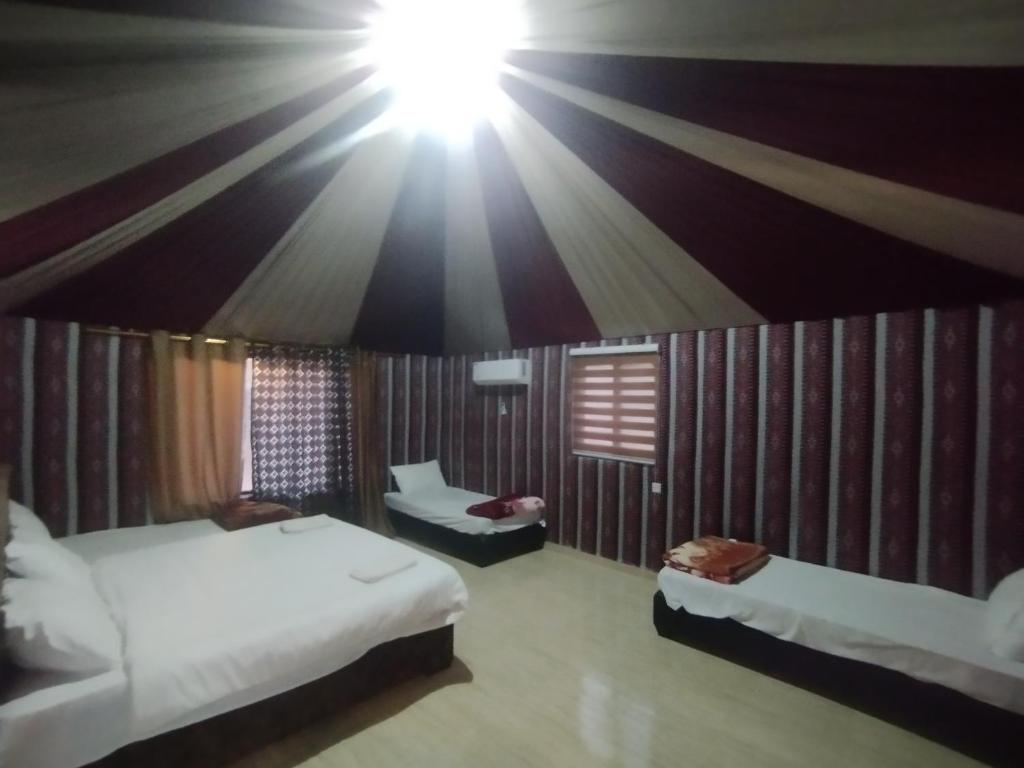 瓦迪拉姆Waid Rum Jordan Jordan的一间卧室设有两张床,天花板上拥有灯光
