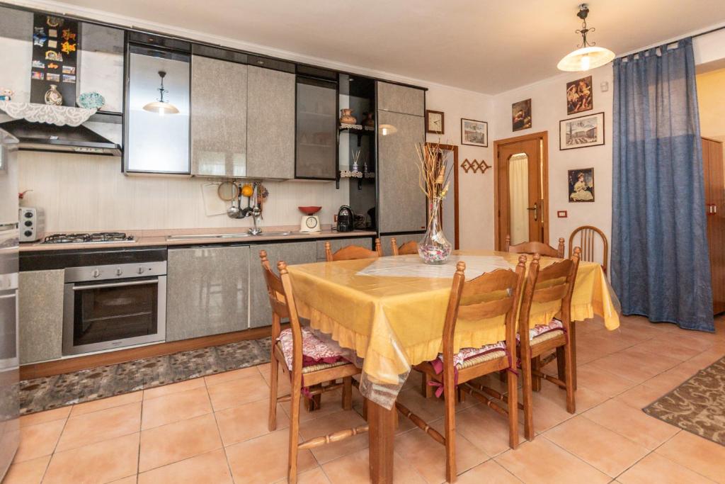 圣安吉罗山Macchia Verde的厨房以及带桌椅的用餐室。