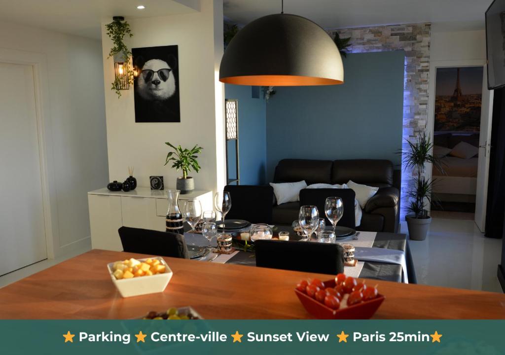 隆瑞莫Sunset Appart-Hotel 3 chambres, 2 Salles de Bain, proche Paris, Massy & Orly的用餐室和带餐桌的客厅
