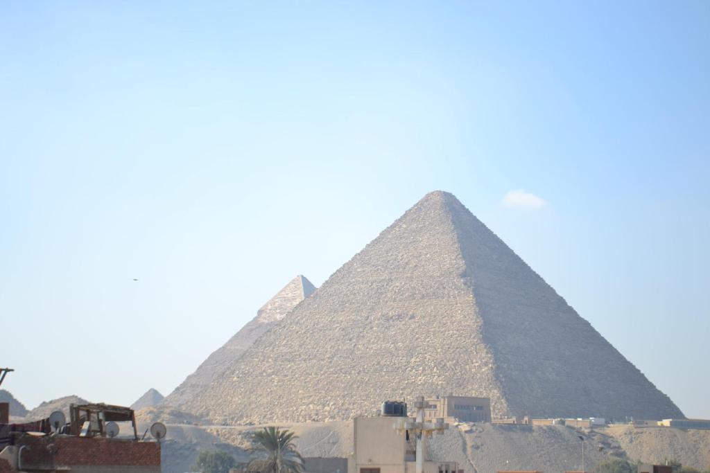 开罗Sami Holiday Inn - pyramids view Rooftop的享有cairo的吉萨金字塔的景色