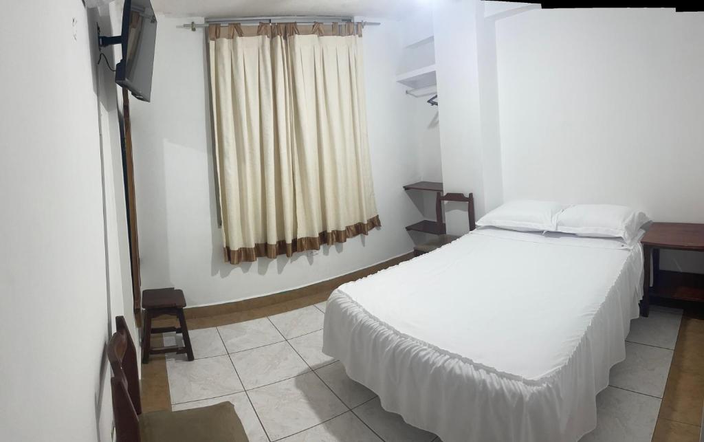 阿塔卡梅斯HOTEL PAL-MAR的卧室配有白色的床和窗户。