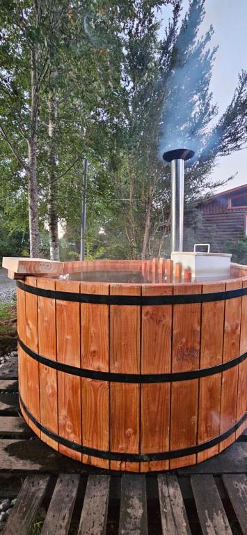 普孔Rustico Pucon的木制热水浴缸,位于木甲板上