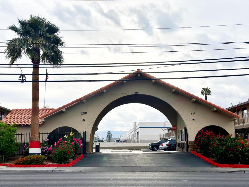 拉斯维加斯银河酒店的一座有拱门的建筑,有棕榈树