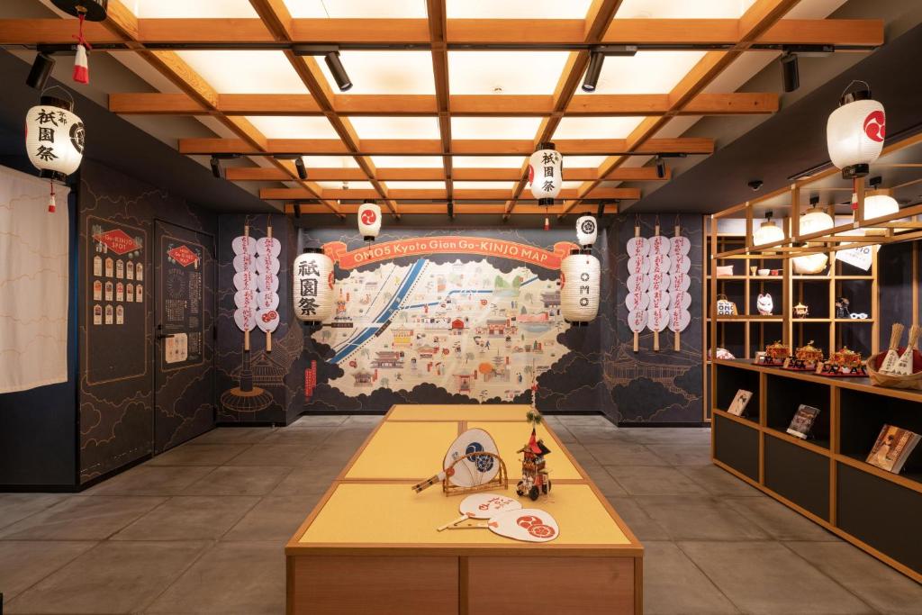 京都OMO5 Kyoto Gion by Hoshino Resorts的墙上有一张大地图的房间