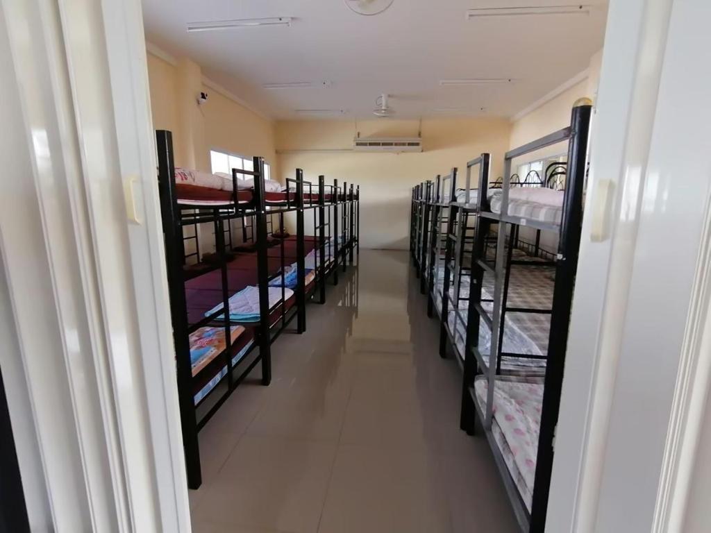 Ban Khlong Kathonศูนย์สัมมนาอาร์มทอง的走廊上,房间设有许多双层床