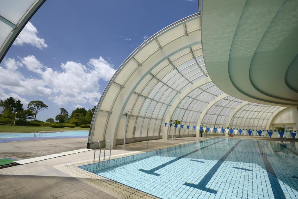 萨摩町Satsuma Resort Hotel的一座带天花板的建筑中的游泳池