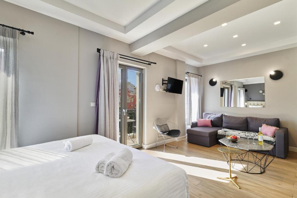 干尼亚Nival Luxury Suites的酒店客房,设有两张床和一张沙发